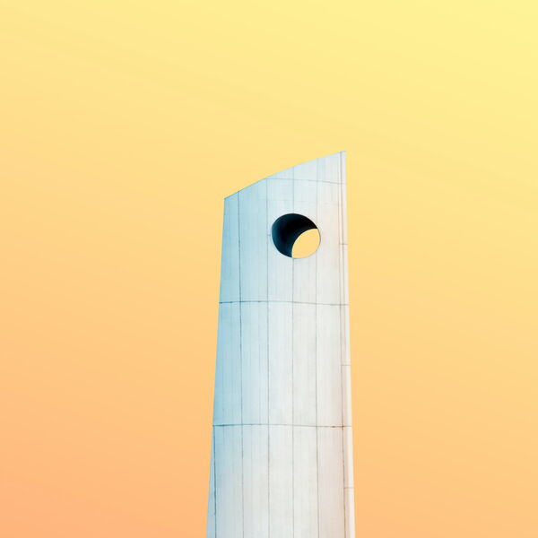 Moderne Architektur vor gelbem Himmel