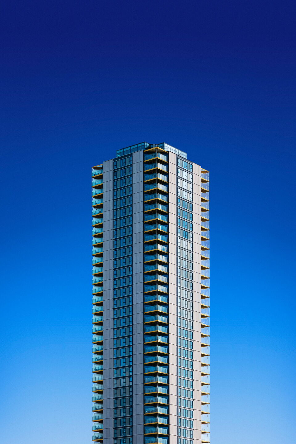 Moderne Architektur vor tiefblauem Himmel